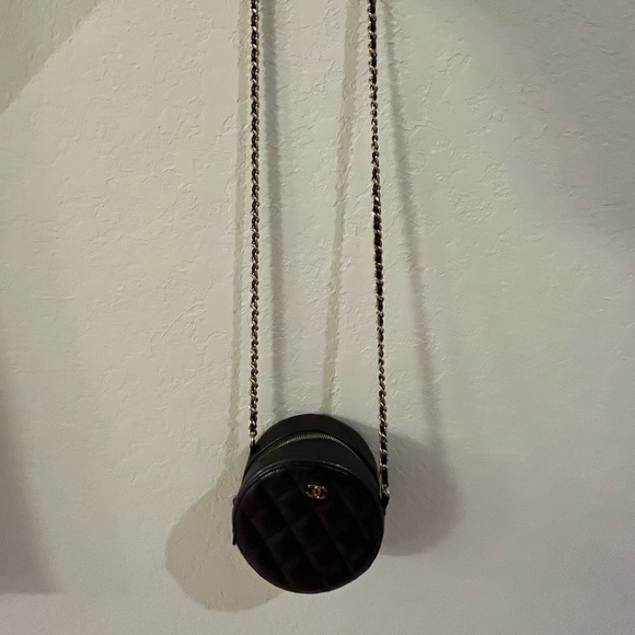 CHANEL Round Quilted Clutch Mini - Picture 8 of 10